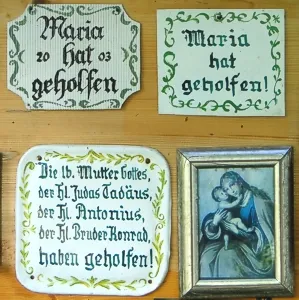 Votivtafeln an der Lourdes-Grotte